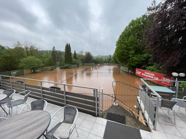 Hochwasser auf den Tennisplätzen